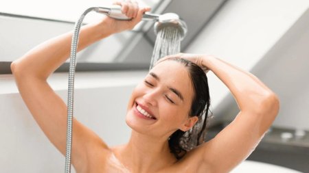 Женщина под душем