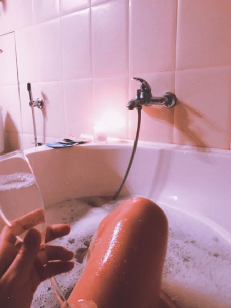 Ножки девушки в ванной