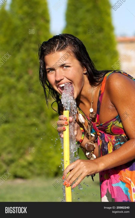Женщина со шлангом