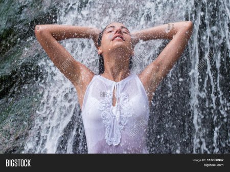 Девушка под водопадом