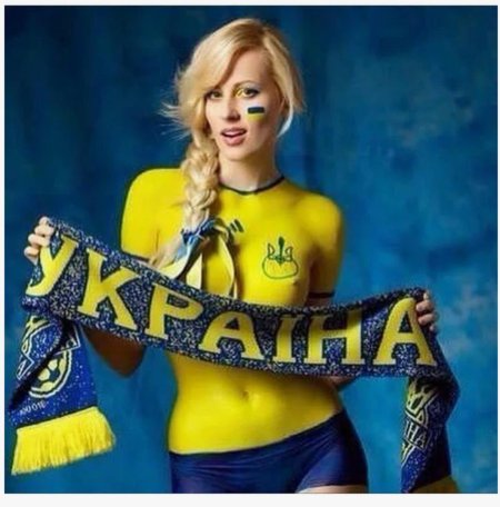 Девушка с украинским флагом