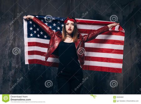 Девушка с флагом