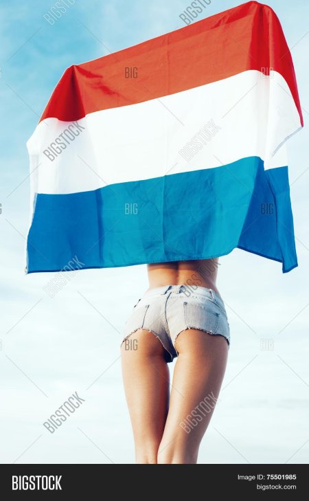 Девушка с флагом