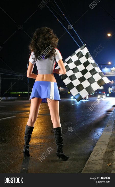 Девушка с флагом на гонках