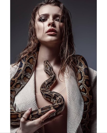 Фотосессия со змеей в студии