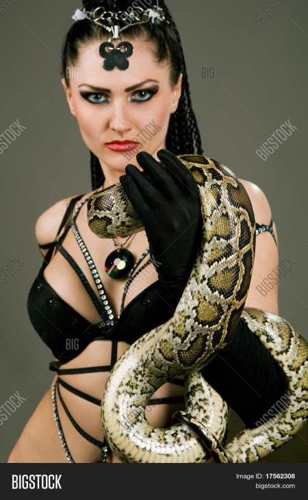 Девушка змея
