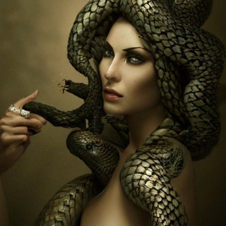 Женщина со змеями на голове