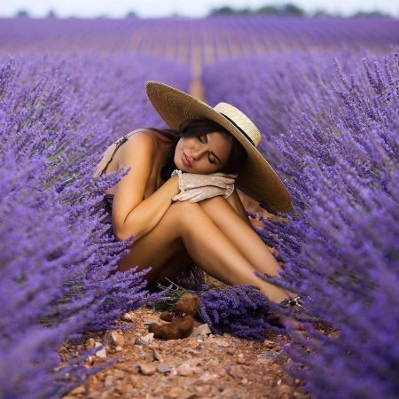 Яна Левенцева в лавандовых полях