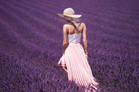 Девушка с лавандой