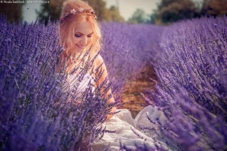Девушка с лавандой
