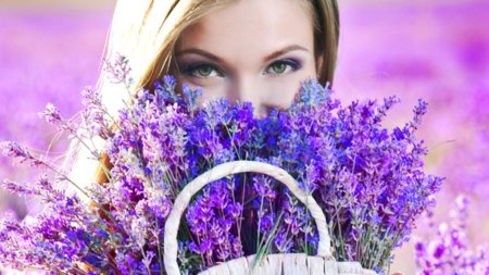 Девушка с цветам