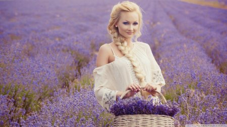 Девушка с лавандой