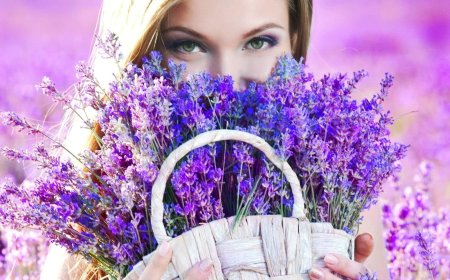 Девушка в лавандовом поле