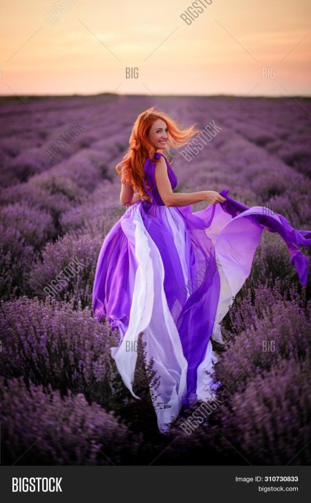 Рыжеволосая в сиреневом платье