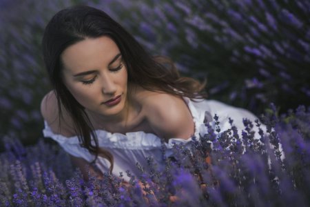 Девушка с лавандой