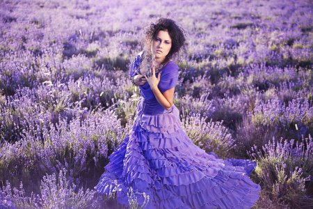 Девушка в сиреневом платье