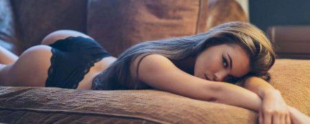 Девушка лежит на кровати