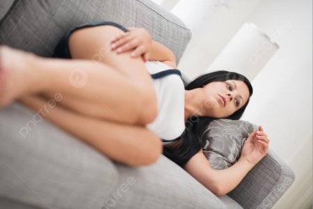 Женщина лежит на диване