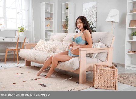 Сидит на диване