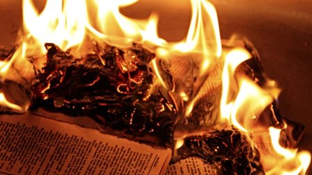 Горящая книга