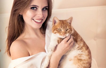 Красивая девушка с кошкой