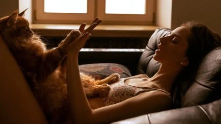 Девушка с котом