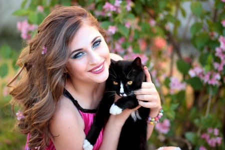 Красивая девушка с котиком