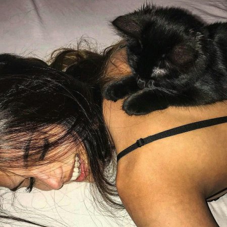 Брюнетка с черным котом