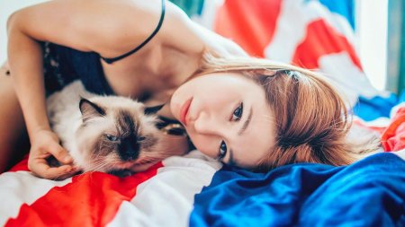 Девушка кошка