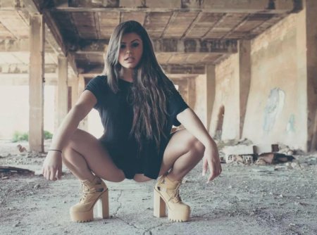 Natalie 007 на корточках