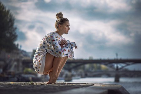 Девушки на корточках