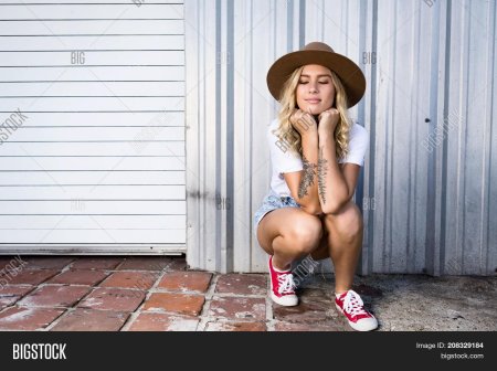 Женщины на корточках