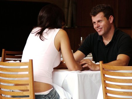 Парень знакомится с девушкой