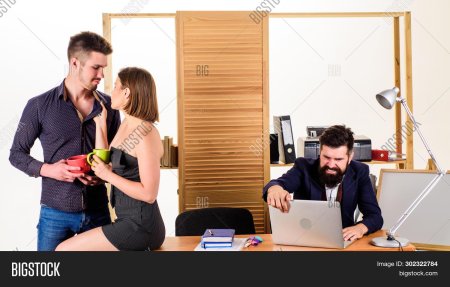 Девушка флиртует под рабочим столом