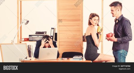 Девушки в офисе флиртуют