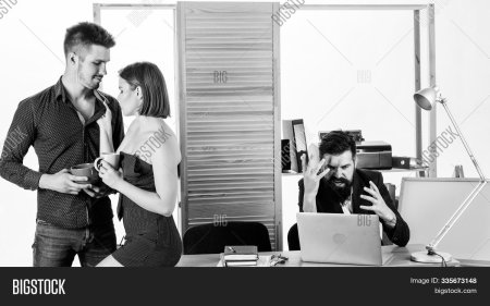 Флирт в офисе