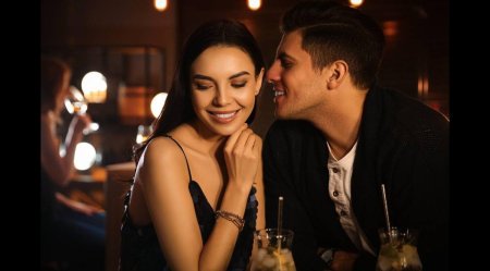 Женщина флиртует с мужчиной