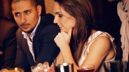 Мужчина и женщина в баре