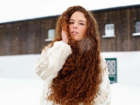 Кудрявая девушка