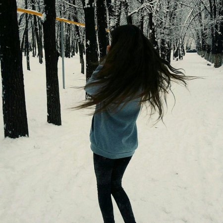 Брюнетка с длинными волосами зимой