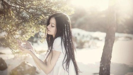 Девушка брюнетка с длинными волосами