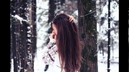 Девушка зимой со спины