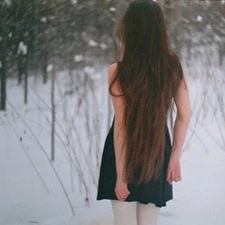 Девушка со спины с длинными волосами