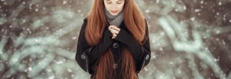 Рыжая девушка зимой