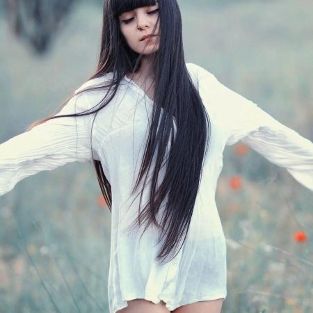 Девушка с длинными черными волосами