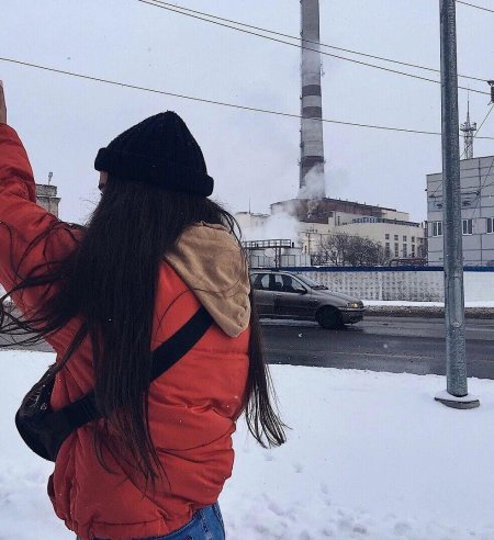 Девушка с чёрными волосами зимой