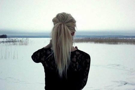 Девушка блондинка со спины