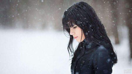 Брюнетка с челкой