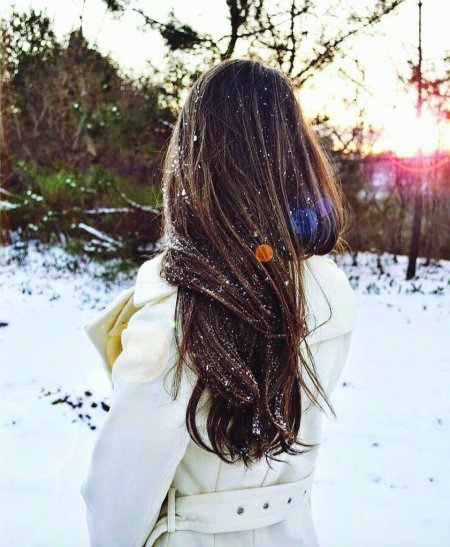 Девушка с длинными волосами зимой