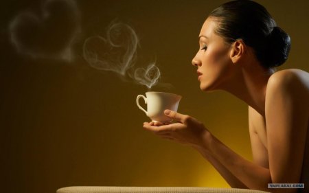 Девушка с чашкой